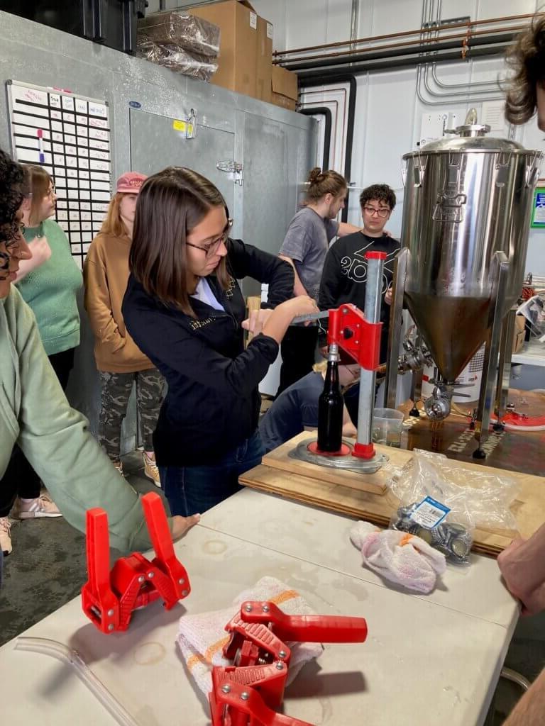 在线赌博推荐 Chemistry students brew beer at Feathered Friend Brewery in Concord